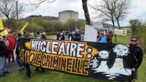 Manifestation devant la centrale de Brennilis